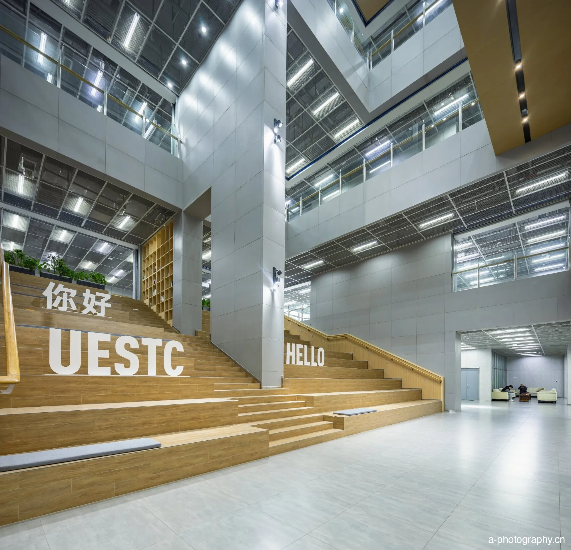 建筑室内空间摄影案例，展示现代建筑内部的光影与空间感