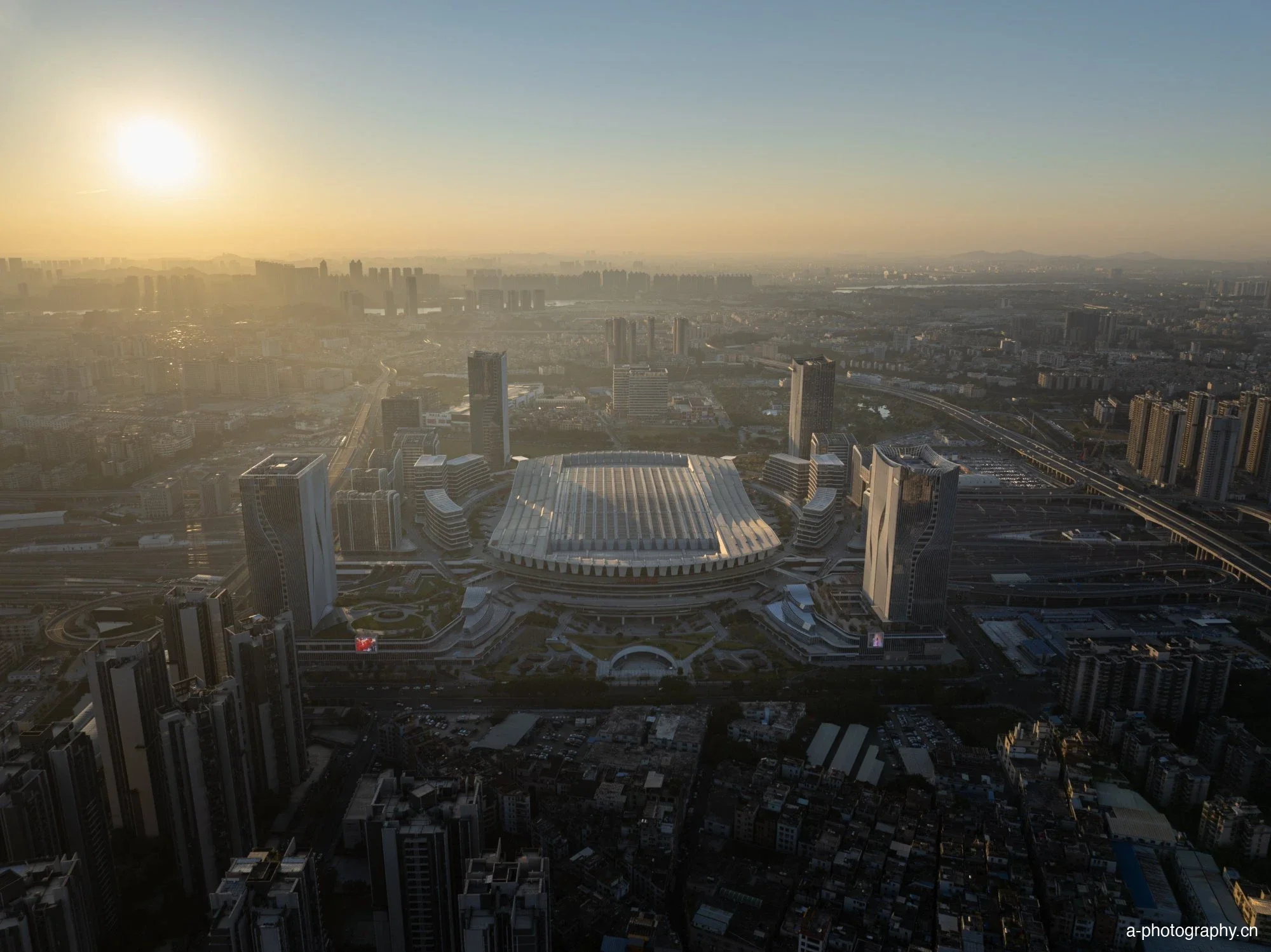 广州白云站TOD建筑摄影，展示大型交通枢纽综合体的外观